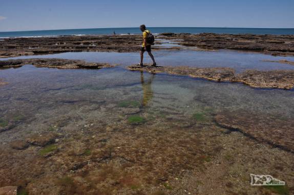 Caminhando por entre piscinas naturais na praia de Las Grutas, na Argentina